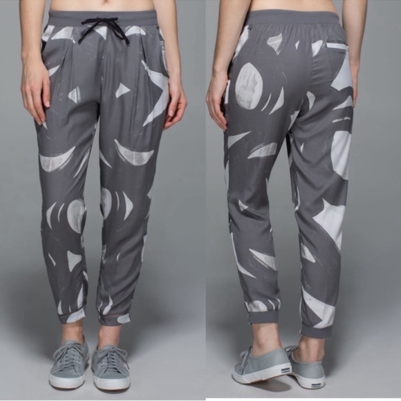 lululemon athletica Pants - Lululemon City Joggers White Slate Gray Printed Size 4 Women’s Elastic Waist